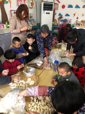 新汶街道辦事處金蘋果幼兒園豆豆班半日活動“冬至到包餃子”