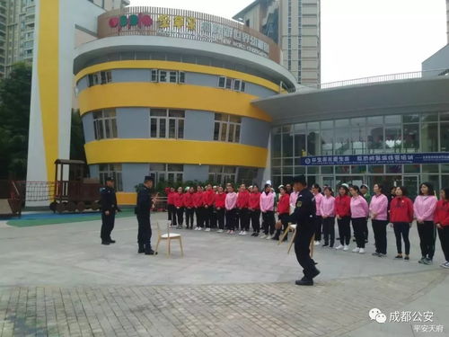 站好平安的護(hù)學(xué)崗——圖記天府公安巡警大隊(duì)校園安保行動(dòng)于金蘋(píng)果幼兒園